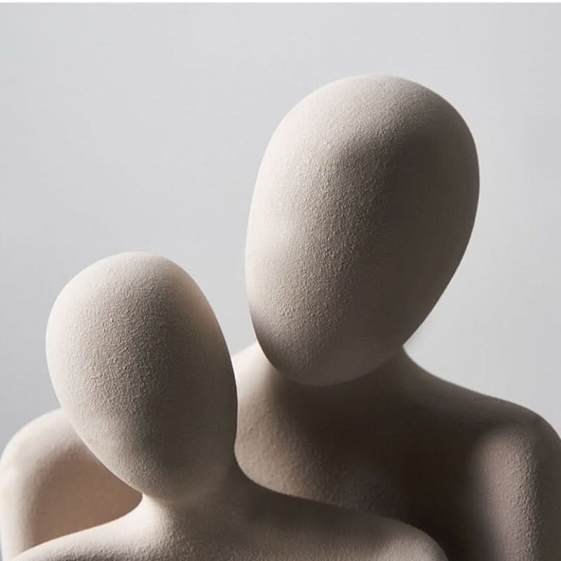 Scultura moderna che simboleggia legame e tenerezza 