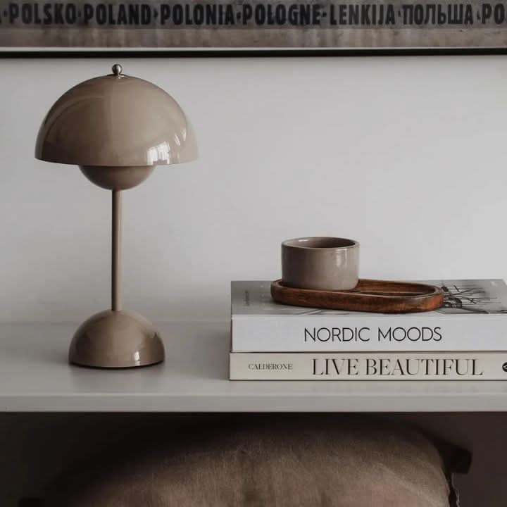 Lámpara de mesa LED moderna, inalámbrica y regulable 
