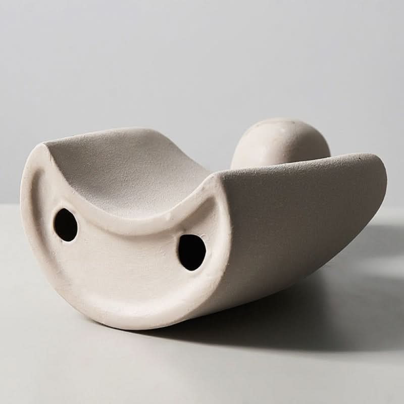 Scultura moderna che simboleggia legame e tenerezza 