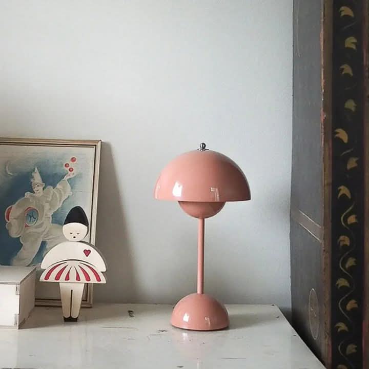 Nowoczesna lampa stołowa LED, bezprzewodowa i przyciemniana 