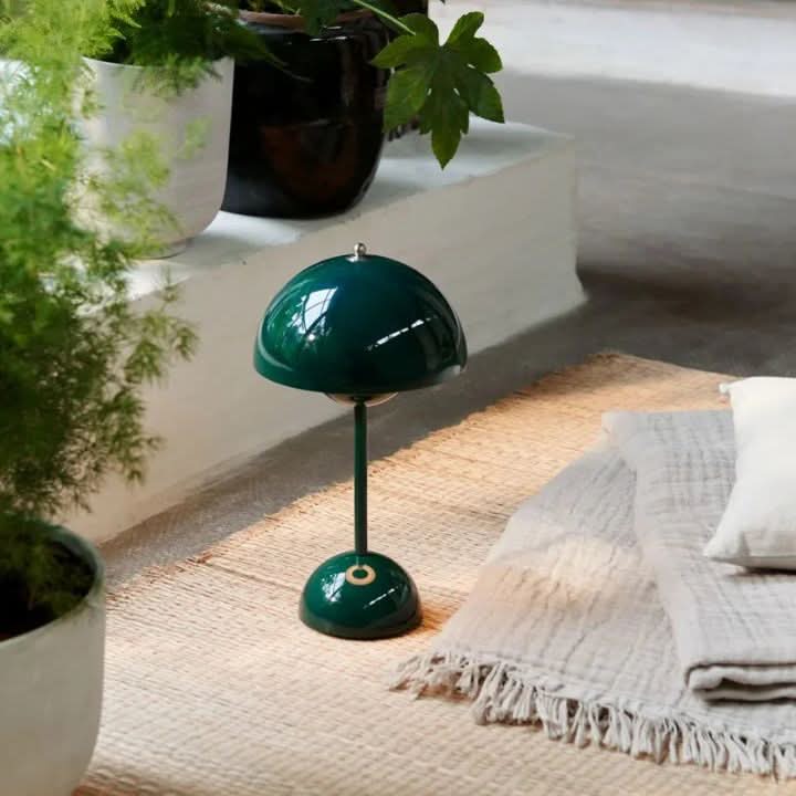 Lámpara de mesa LED moderna, inalámbrica y regulable 