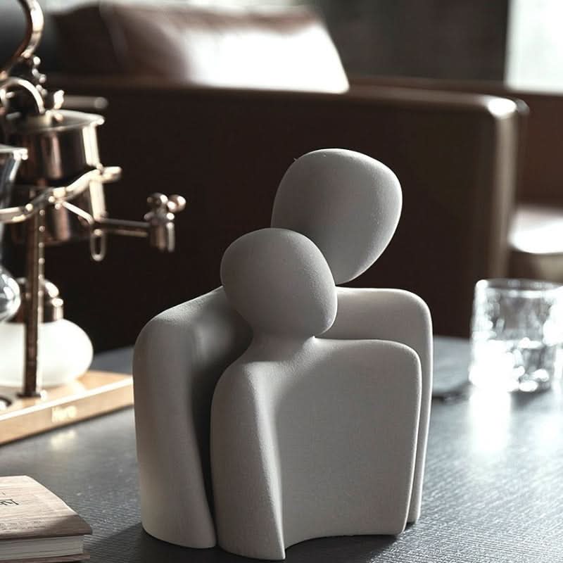 Scultura moderna che simboleggia legame e tenerezza 
