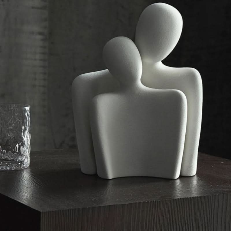 Scultura moderna che simboleggia legame e tenerezza 