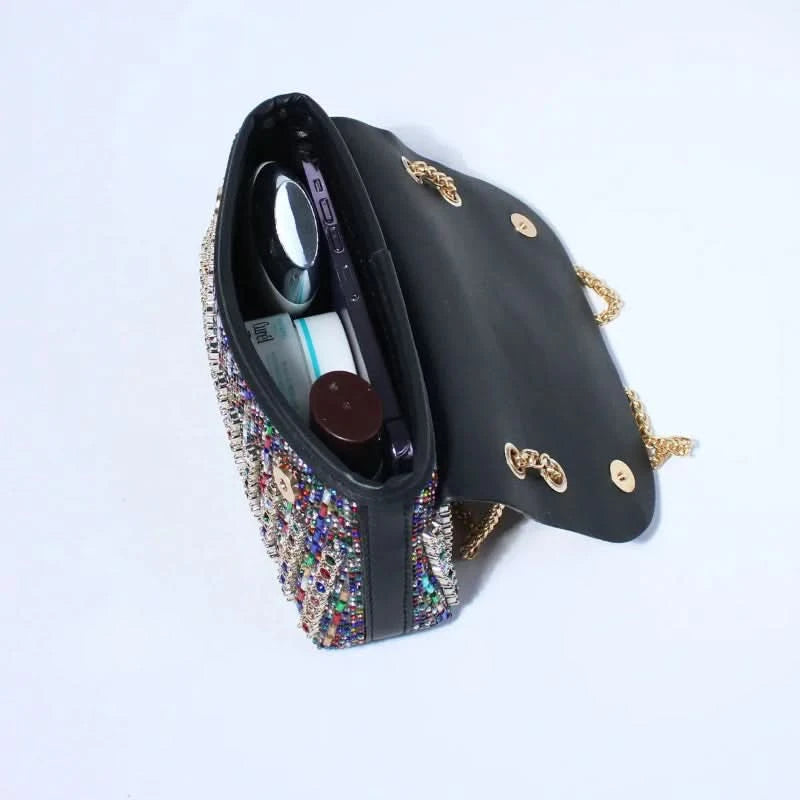 Brilla in serata con questa pochette glamour di strass 