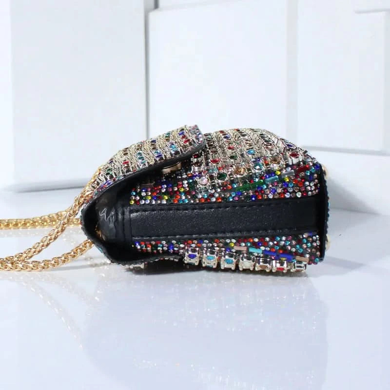 Brilla in serata con questa pochette glamour di strass 